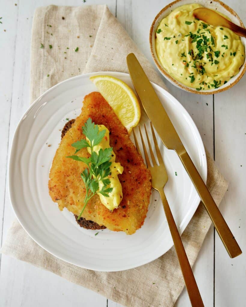 Hjemmelavet fiskefilet med sprød panering.