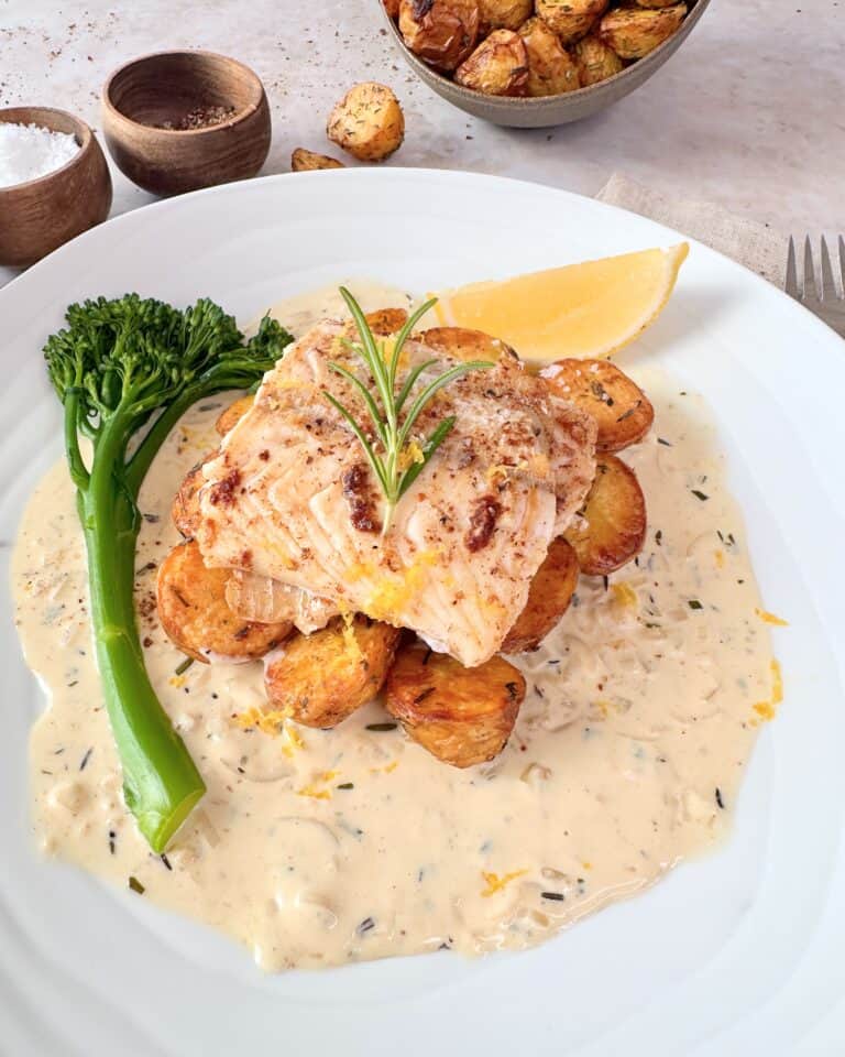 Pandestegt kuller med ovnbagte kartofler og cremet rosmarinsauce.