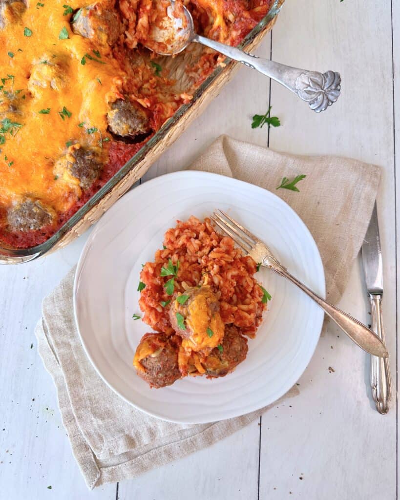 Pastafad med kødboller og tomatsauce.