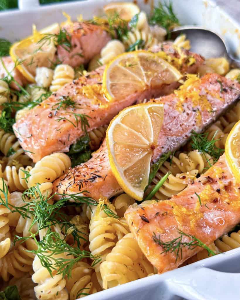 Laksefad med saftig laks, pasta, dild og flødeostesauce.