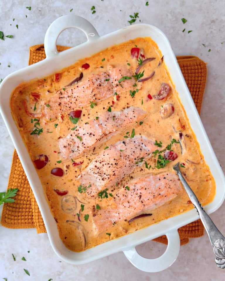 Laks i fad med cremet peberfrugtsauce.