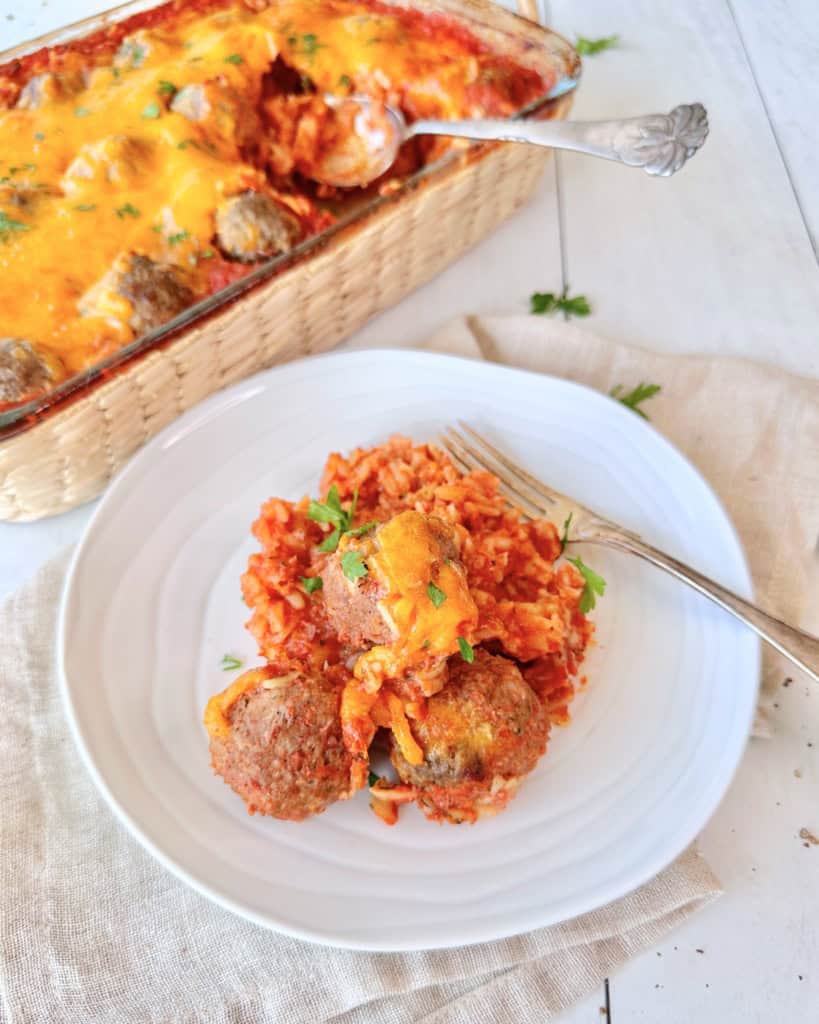 Pastafad med kødboller og tomatsauce.