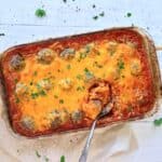 Pastafad med kødboller og tomatsauce.