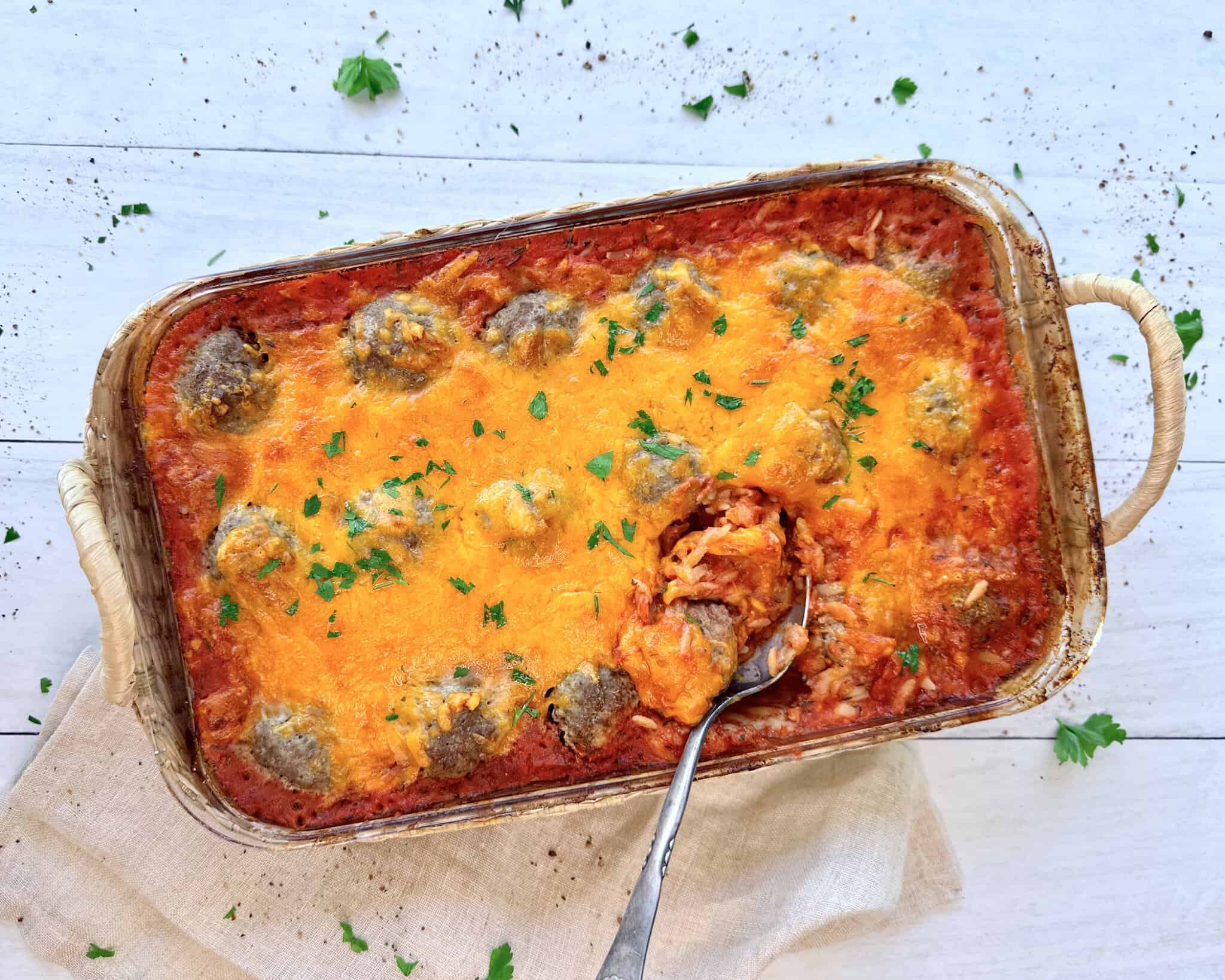 Pastafad med kødboller og tomatsauce.