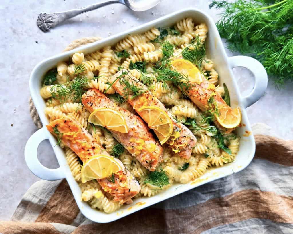 Laksefad med saftig laks, pasta, dild og flødeostesauce.