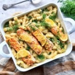 Laksefad med saftig laks, pasta, dild og flødeostesauce.