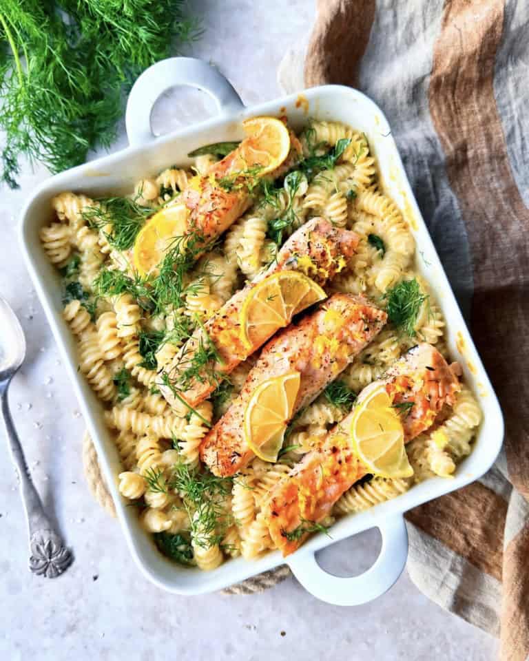 Laksefad med saftig laks, pasta, dild og flødeostesauce.
