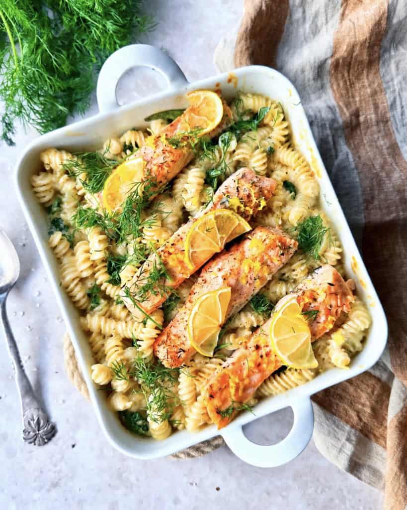 Laksefad med saftig laks, pasta, dild og flødeostesauce.