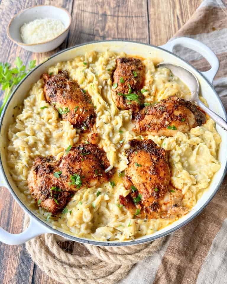 Nem pastaret med kylling og karamelliserede løg
