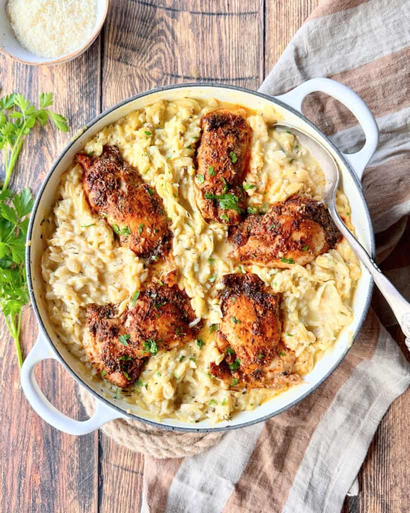 Nem pastaret med kylling og karamelliserede løg