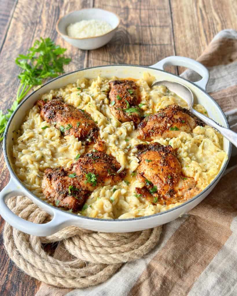 Nem pastaret med kylling og karamelliserede løg