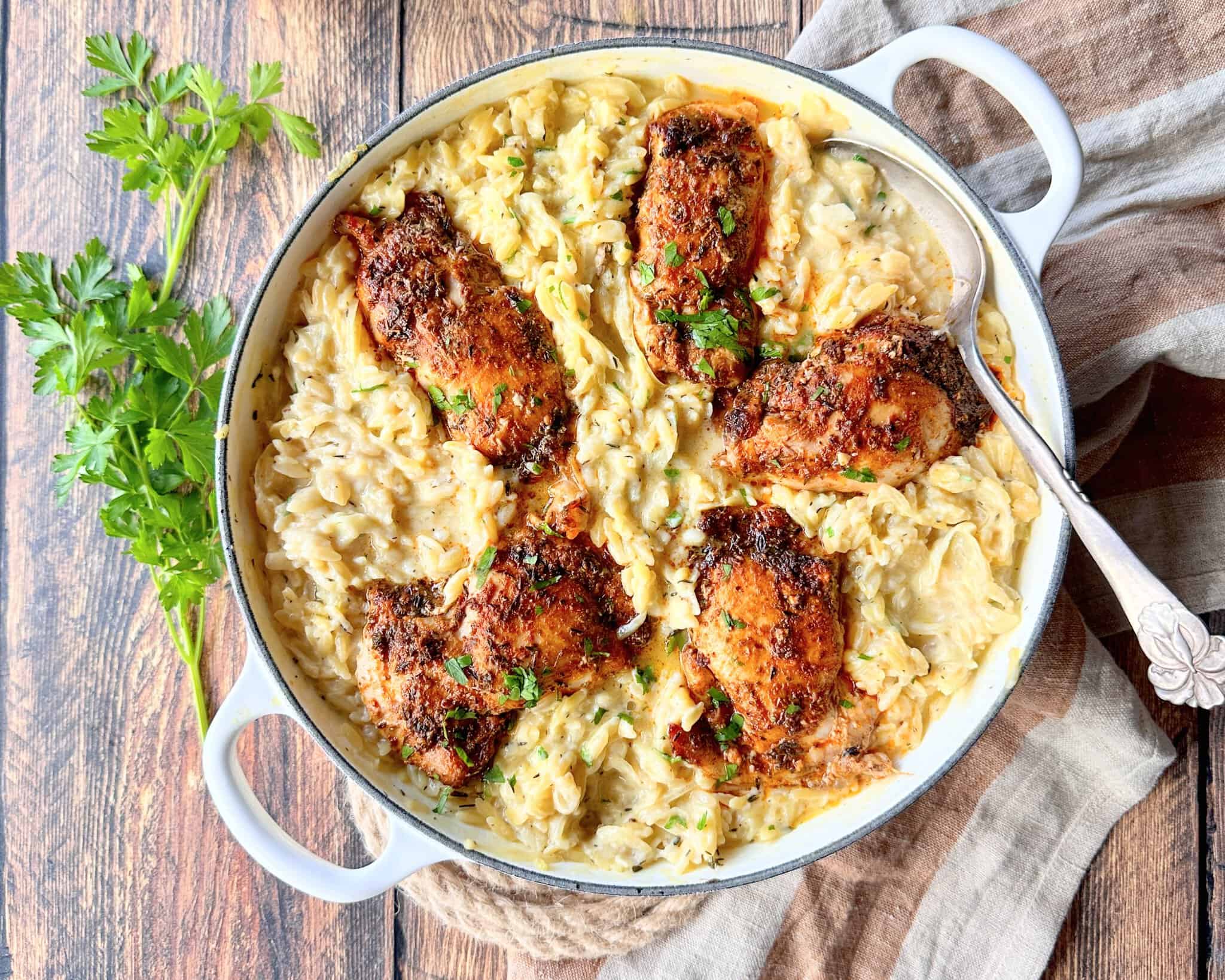 Nem pastaret med kylling og karamelliserede løg